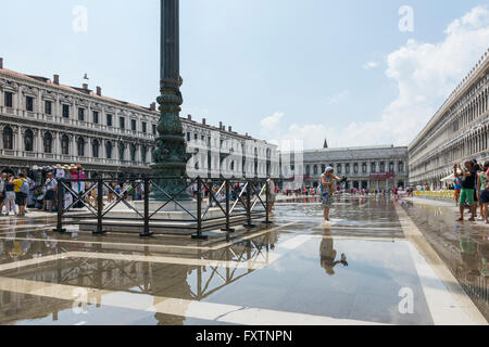 Venezia,Italia -agosto 12,2014: aspetto turistico e fotografare in piazza San Marco a Venezia durante una giornata di sole e la hight wa Foto Stock