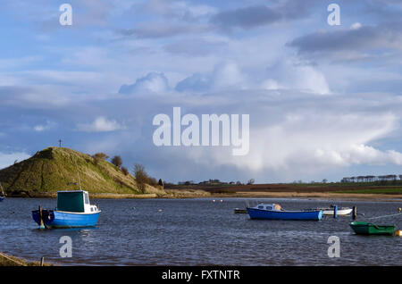 Barche ormeggiate nel fiume Aln vicino Chiesa collina a Alnmouth nel nord-est dell'Inghilterra. Foto Stock