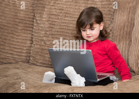 Ragazza giovane con Laptop in giro Foto Stock