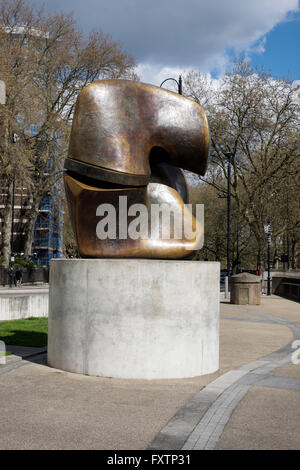 Henry Moore la scultura "pezzo di bloccaggio', Riverwalk giardini, Millbank, London, England Foto Stock
