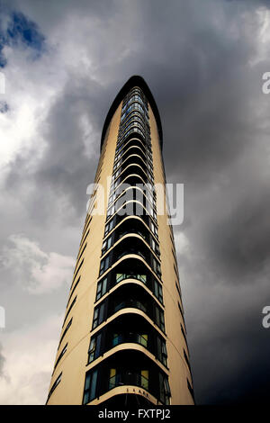 Torre di meridiano, Swansea marina, Wales, Regno Unito, contro un cielo tempestoso Foto Stock