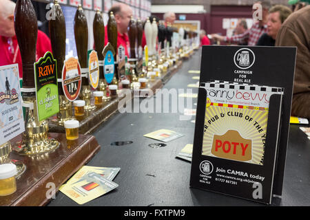 Un CAMRA festa della birra bar, filiale locale newsletter in primo piano Foto Stock