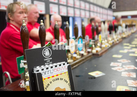 Un CAMRA festa della birra bar, locale newsletter in primo piano. Foto Stock