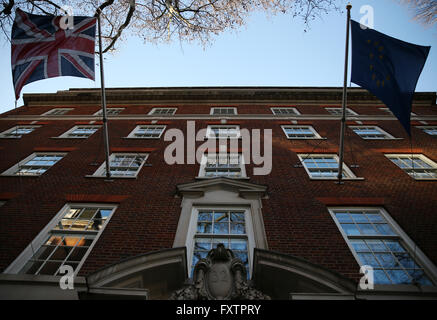 Una Unione Britannica bandiera, AKA Union Jack, vola con l'Unione europea (UE) bandiera, sono visti al di fuori dell Europa House. London, Regno Unito Foto Stock