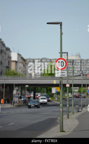 Tempolimit, 10 km/h, Yorckstrasse, Schoeneberg, Berlino, Deutschland Foto Stock