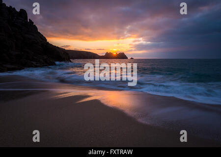 La vista dalla spiaggia Porthcurno in Cornovaglia. Foto Stock