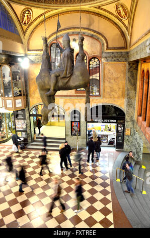 Praga, Repubblica Ceca. Passaggio di Lucerna. Art nouveau contenente arcade negozi, cinema e caffè costruito da Vaclav Havel Snr Foto Stock