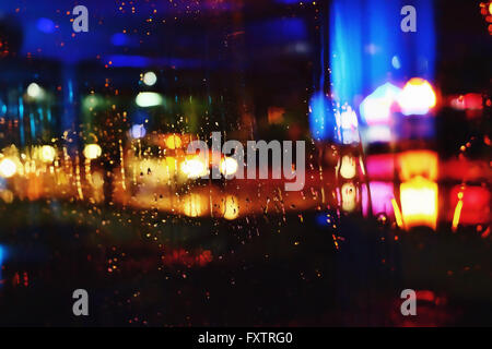 Foto notte città fatta attraverso il vetro. Street. In caso di pioggia. Foto Stock