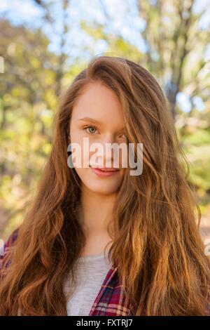 Ritratto di ragazza adolescente in foresta, close-up Foto Stock