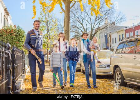 Famiglia camminando lungo la strada insieme Foto Stock