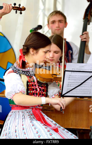 Praga, Repubblica Ceca. Mercato di pasqua nella Piazza della Città Vecchia. Cantanti e musicisti in costume di eseguire brani di musica tradizionale sul palco Foto Stock