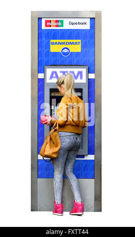 Praga, Repubblica Ceca. Donna di ottenere denaro da un ATM Bankomat - intaglio Foto Stock