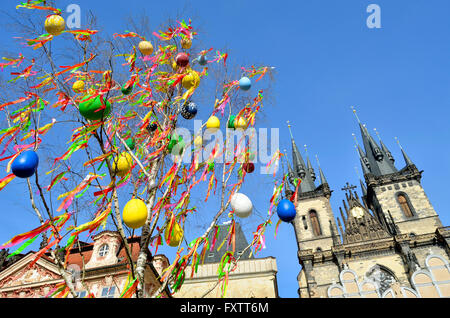 Praga, Repubblica Ceca. Pasqua in Staromestske namesti / Piazza della Città Vecchia - La Chiesa di Santa Maria di Týn e albero pieno di uova di pasqua Foto Stock