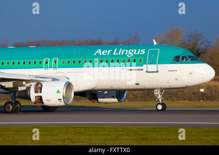 Un Airbus A320 della compagnia aerea irlandese Aer Lingus terre su Manchester Airport la pista 05r. Foto Stock