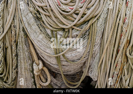 Pila di funi e reti da pesca appesa ad asciugare Foto Stock