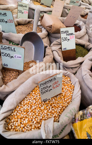 Varietà di impulso per la vendita sul mercato di Amsterdam Foto Stock
