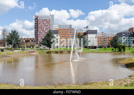 Spazi verdi aperti alla Aston University di Birmingham Foto Stock