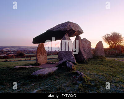 Pentre Ifan sepoltura camera a sunrise. Un chambered megalitico tomba risalente al periodo neolitico, IV millennio a.c. Foto Stock