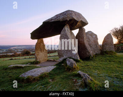 Pentre Ifan sepoltura camera a sunrise. Un chambered megalitico tomba risalente al periodo neolitico, IV millennio a.c. Foto Stock