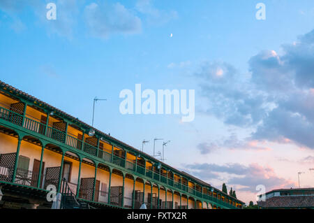 Cielo di tramonto sulla piazza principale. A Chinchon, provincia di Madrid, Spagna. Foto Stock