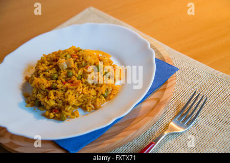 Paella Valenciana di servire. Valencia, Spagna. Foto Stock