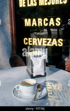 Tazza vuota di caffè in terrazza. Madrid, Spagna. Foto Stock