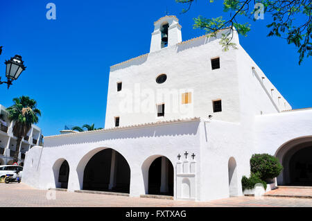 Una vista della facciata dipinta di bianco di Sant Josep chiesa, costruita nel 1727, in Sant Josep de sa Talaia, in Isola di Ibiza, Balearic Isla Foto Stock
