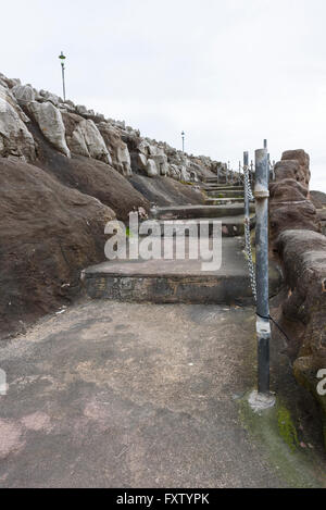 Scalinata in cemento sul pubblico di sentiero che dalla spiaggia al Promenade di Blackpool, Lancashire Foto Stock