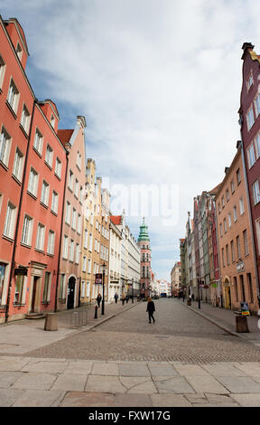 Tkacka Street a Danzica e la Wielka Zbrojownia edificio lontano sul lato sinistro, Gdansk è viaggi turistici in Polonia. Foto Stock