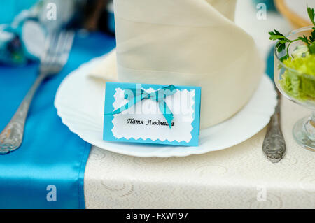 Tavolo da pranzo impostazione con la lavanda vintage stoviglie e posate Foto Stock