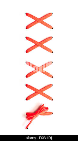 Red lacci per scarpe su sfondo bianco Foto Stock