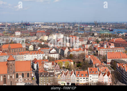 Gdansk seaward skyline vista superiore al Stocznia Gdanska direzione da Kosciol Mariacki torre in Polonia, Europa, viaggi Foto Stock