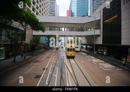 Il tram su DES VOEUX ROAD & PASSERELLA CENTRAL HONG KONG CINA 04 Ottobre 2015 Foto Stock