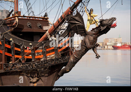 Drago di prua della nave con il bompresso a Gdynia, Polonia, Europa, Mar Baltico, passeggeri nave da crociera assomiglia a un secolo XVII galeone Foto Stock