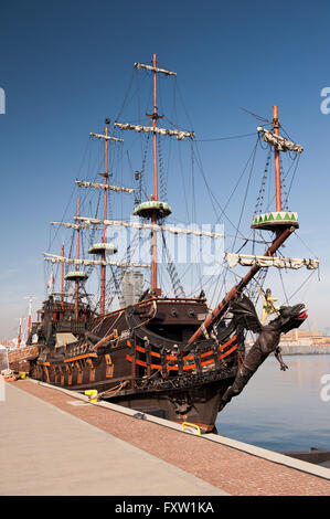 Drago in legno peschereccio a Gdynia, Polonia, Europa, Mar Baltico, passeggeri nave da crociera assomiglia a un secolo XVII galeone, viaggi Foto Stock