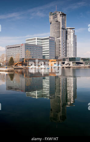 Torri di mare immobili a Gdynia vista dal porto attraverso l'acqua, complesso grattacielo esterno in giornata soleggiata con cielo blu visualizza Foto Stock