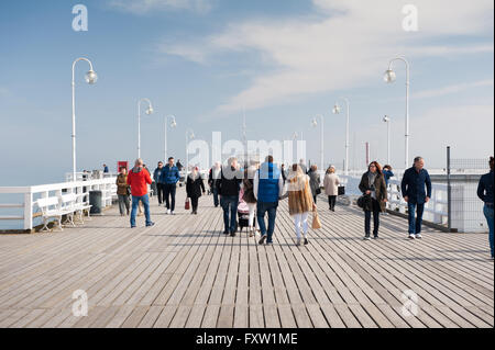 Il molo di Sopot, polacco Molo w Sopocie, famoso a piedi in legno jetty in Polonia, Europa, inizio stagione primaverile, freddo giorno di aprile Foto Stock