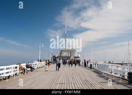 Il ristorante Meridiano a Sopot Pier, polacco Molo w Sopocie, famoso a piedi in legno jetty in Polonia, Europa, inizio stagione primavera Foto Stock