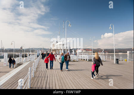 Meridian Restaurant presso il molo di Sopot, polacco Molo w Sopocie, famoso a piedi in legno jetty in Polonia, Europa, poche persone a piedi Foto Stock