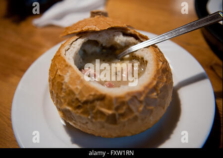 Sour zuppa di segale in pane con salsicce e uova, alimenti sul tavolo nel ristorante durante la visita in Polonia, polacco gustosi tradizionali Foto Stock