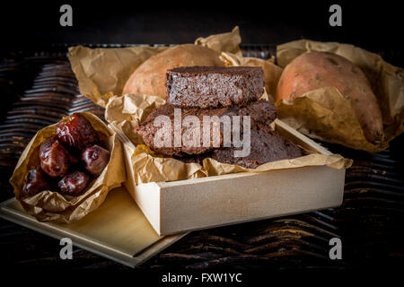 Una sana senza glutine Paleo brownie stile realizzato con patate dolci, date e di farina di mandorle Foto Stock