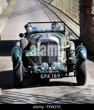 L'ottava Flying Scotsman Rally che attraversano la frontiera scozzese oltre l'Unione il Ponte della Catena, Horncliffe, Northumberland. Foto Stock