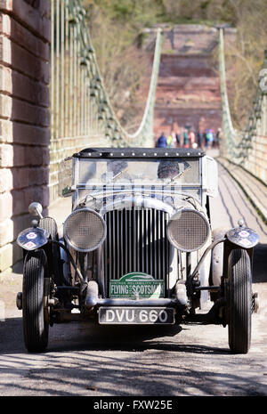 L'ottava Flying Scotsman Rally che attraversano la frontiera scozzese oltre l'Unione il Ponte della Catena, Horncliffe, Northumberland. Foto Stock