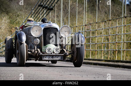 L'ottava Flying Scotsman Rally che attraversano la frontiera scozzese oltre l'Unione il Ponte della Catena, Horncliffe, Northumberland. Foto Stock