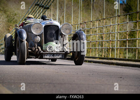 L'ottava Flying Scotsman Rally che attraversano la frontiera scozzese oltre l'Unione il Ponte della Catena, Horncliffe, Northumberland. Foto Stock