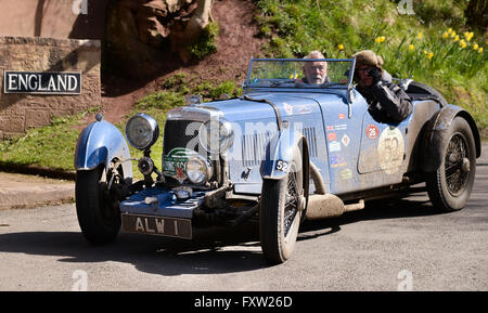 L'ottava Flying Scotsman Rally che attraversano la frontiera scozzese oltre l'Unione il Ponte della Catena, Horncliffe, Northumberland. Foto Stock