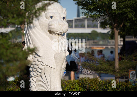 Mezzo pesce e mezzo leone, l'iconico "cucciolo di Merlion" che sprigiona acqua al Merlion Park, una popolare destinazione turistica di Singapore. Vista ravvicinata buona illuminazione Foto Stock