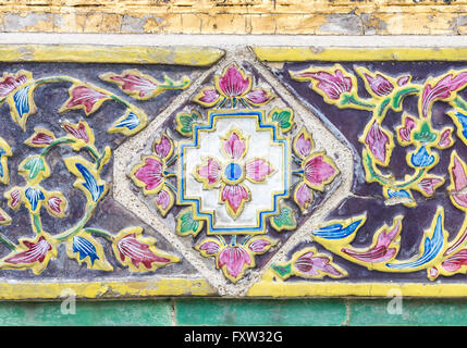 Antico Fiore piastrella sul muro del tempio thailandese. Foto Stock