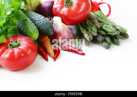 Molla di vari prodotti ortofrutticoli (asparagi, carote, aglio, pomodori e cetrioli) Foto Stock