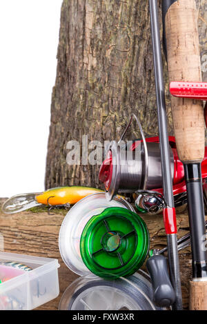 La pesca affronta e esche da pesca su sfondo di legno. Idea per la pesca sportiva sport business - Modelli, web, poster, scheda, advertis Foto Stock